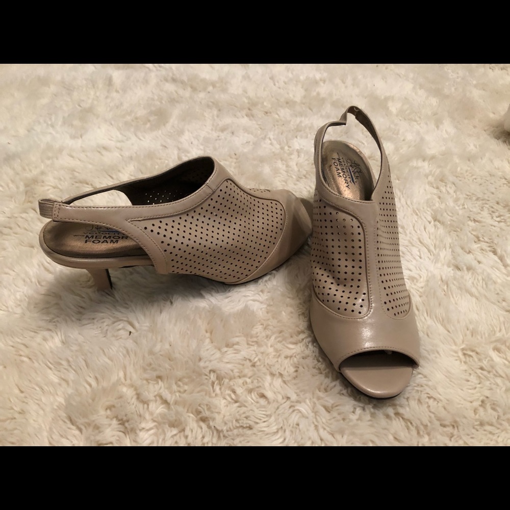 Life Stride nude heels